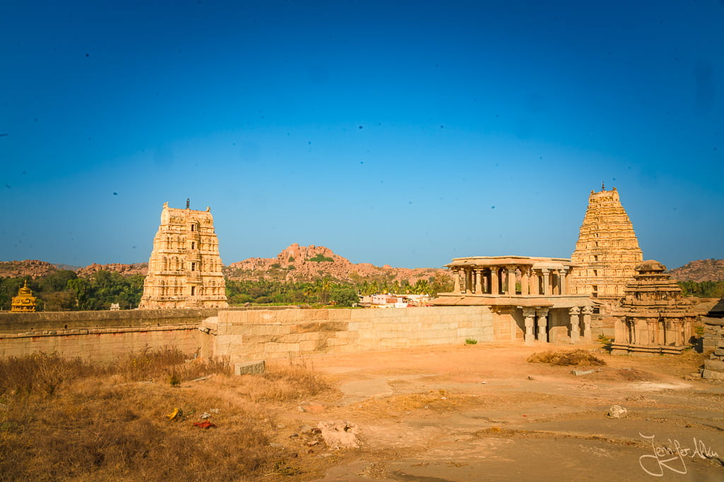 Blick vom Hemakuta Hill auf Virupaksha Tempel Hampi