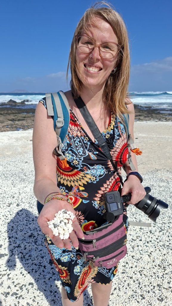 Jennifer Alka hält Popcornsteine (Rhodolithen) am Popcorn Strand auf Fuerteventura in der Hand