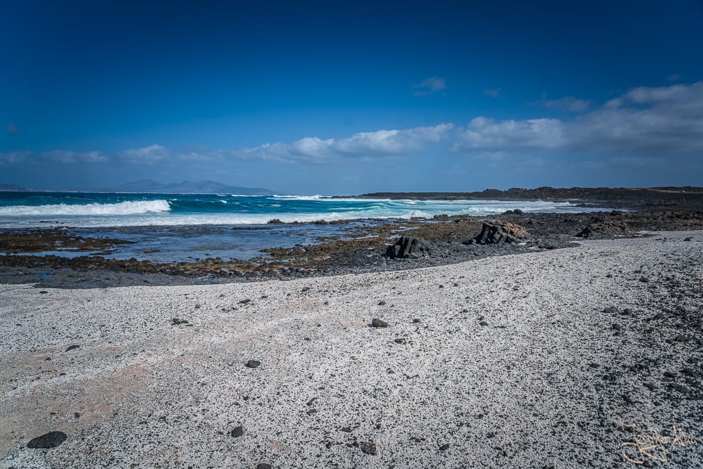 Weitwinkelaufnahme vom Popcorn Strand auf Fuerteventura mit Atlantikküste