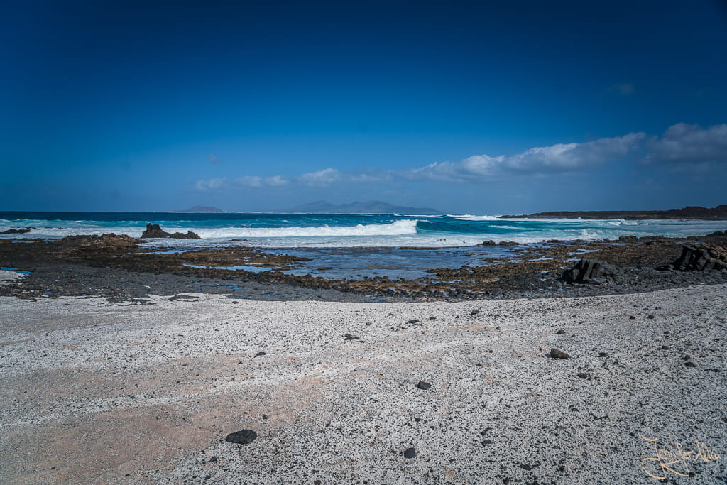 Hohe Wellen treffen auf den Popcorn Strand auf Fuerteventura