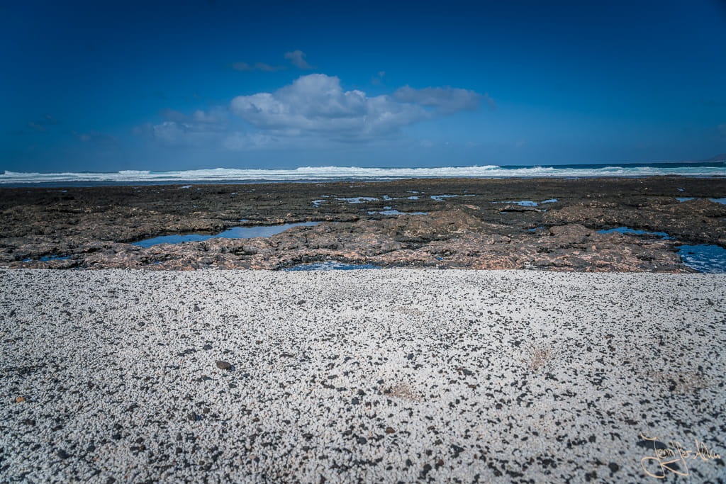 Popcornartige Rhodolithen, Lavagestein und Atlantik am Popcorn Strand auf Fuerteventura
