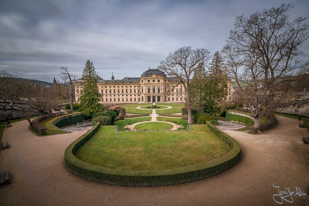 Dieses Bild zeigt die Würzburger Residenz und den wunderschön angelegten Hofgarten