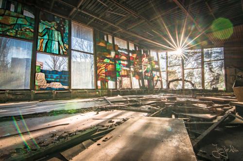 Verlassenes Cafe - Prypjat / Tschernobyl, Ukraine - Sonnenstern durch Gegenlichtaufnahme bei Blende 22 erzeugt