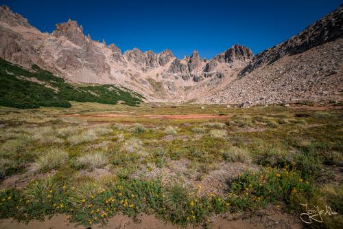 Zwischen diesen spitzen Felsformationen geht es hinauf zur Laguna Schmoll