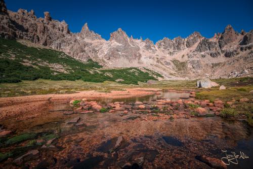 Zwischen diesen spitzen Felsformationen geht es hinauf zur Laguna Schmoll