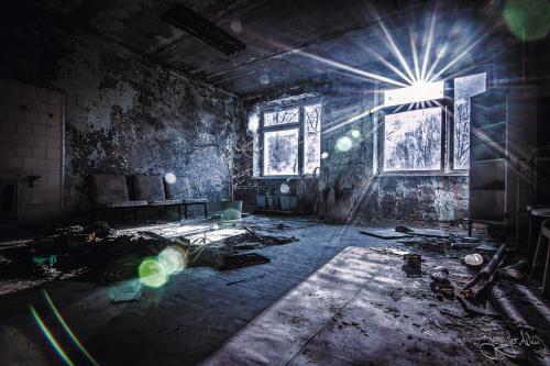 Verlassenes Krankenhaus - Prypjat / Tschernobyl, Ukraine - Sonnenstern durch Gegenlichtaufnahme bei Blende 22 erzeugt