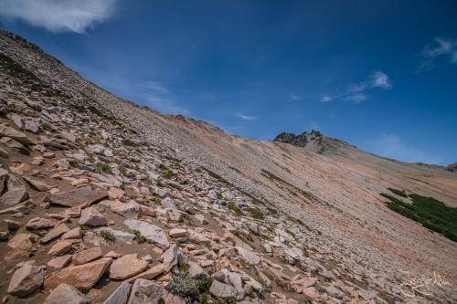 Steiler Abstieg auf dem Weg zur Laguna CAB