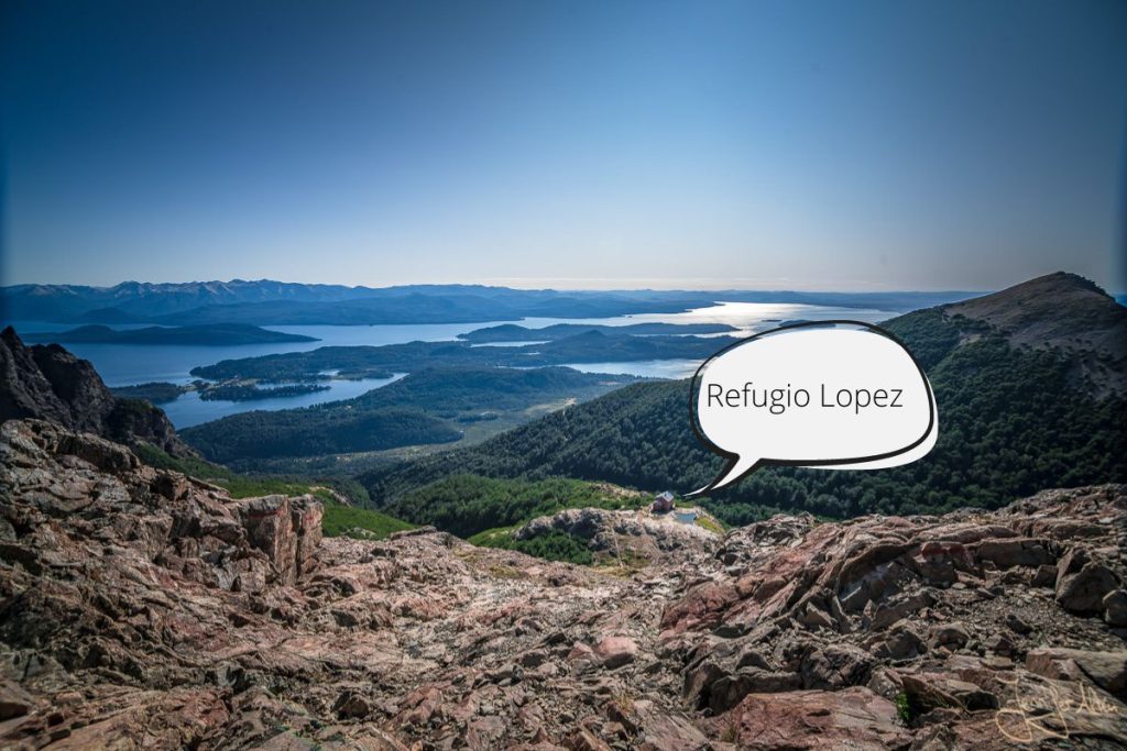 Dieses Bild zeigt die Aussicht beim Aufstieg auf den Gipfel des Cerro Lopez. Unten sieht man das Refugio Lopez und die Seenlandschaft des Nahuel Huapi Nationalparks