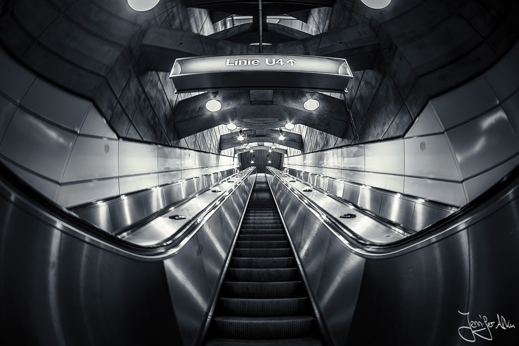 Dieses Bild zeigt eine symmetrische Aufnahme von den Rolltreppen in der U-Bahn in Wien