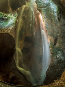 Dieses Bild zeigt den Wasserfall in der oberen Schlucht vom Varone Wasserfall
