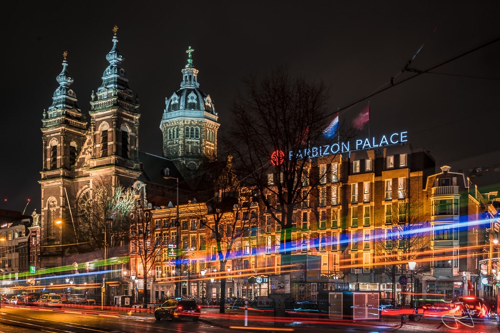 Dieses Bild zeigt eine Nachtaufnahme mit interessanten Lichtstreifen in Amsterdam