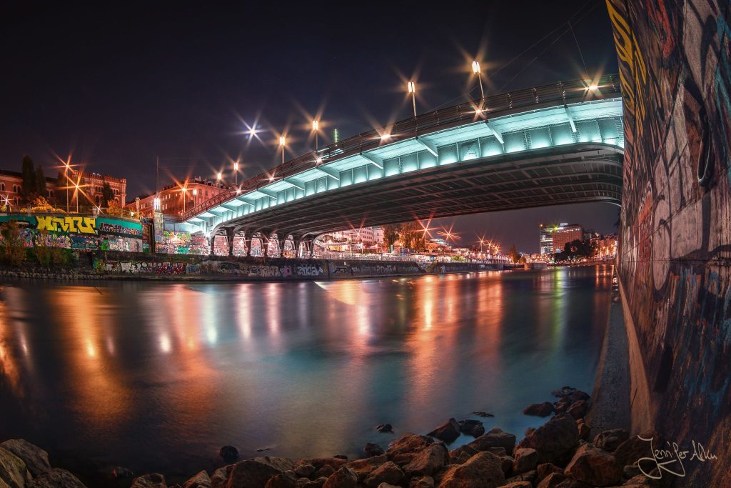 Dieses Bild zeigt den Donaukanal Wien bei Nacht