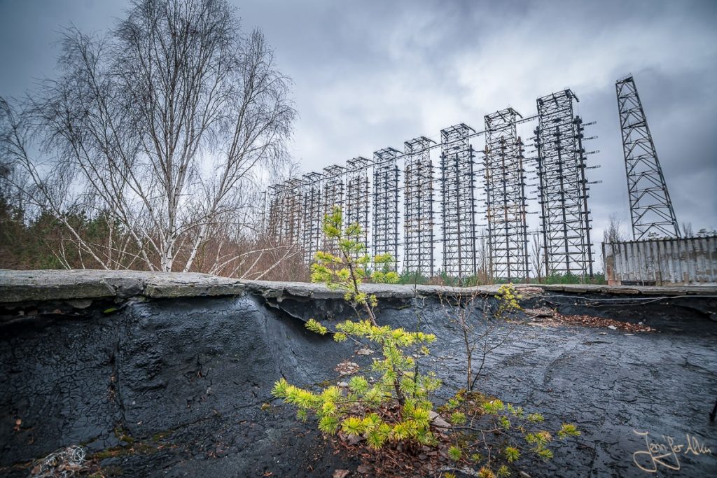 Dieses Bild zeigt Die Duga Radaranlage (Woodpecker) in der Sperrzone von Tschernobyl.