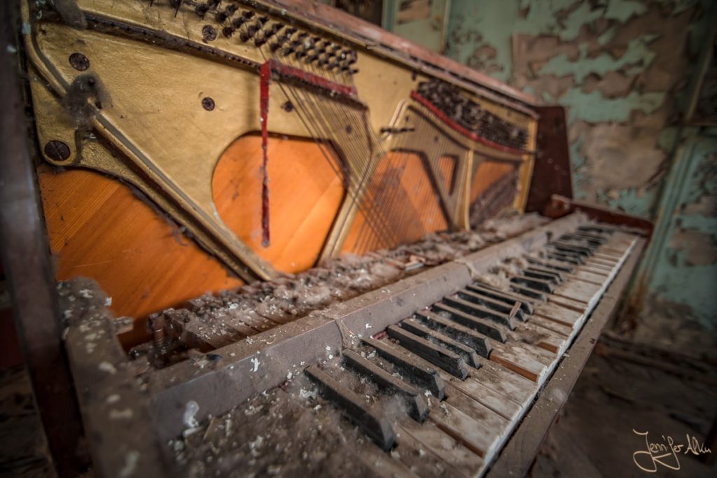 Dieses Bild zeigt ein Klavier in einem verlassenen Musikgeschäft / Klavierladen in Tschernobyl / Ukraine