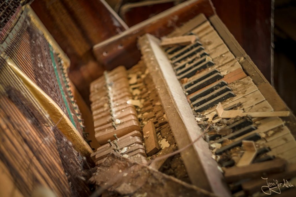 Dieses Bild zeigt ein Klavier im verlassenen Klavierladen in Tschernobyl / Ukraine