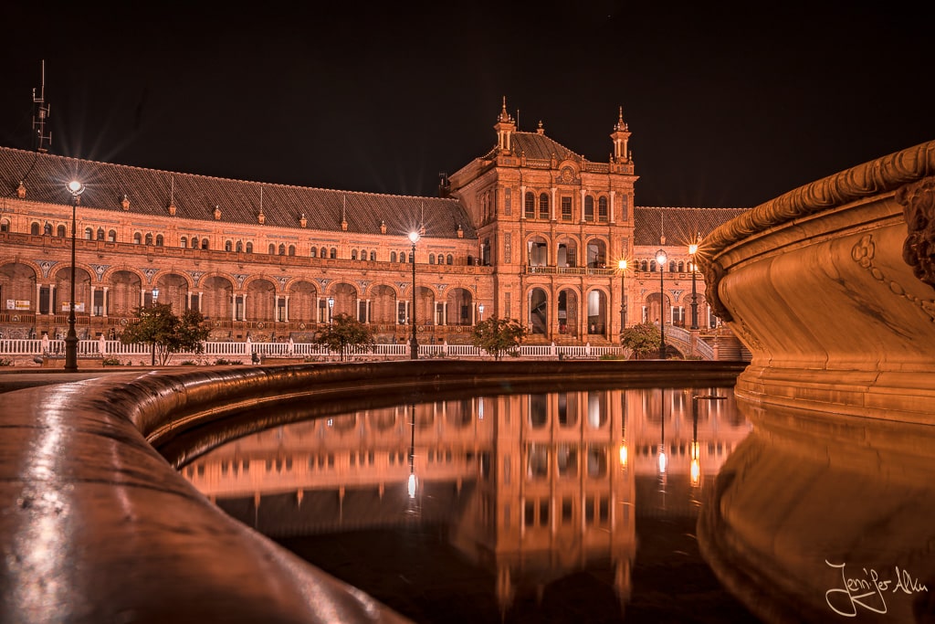 Dieses Bild zeigt eine Nachtaufnahme vom Plaza Espana in Sevilla