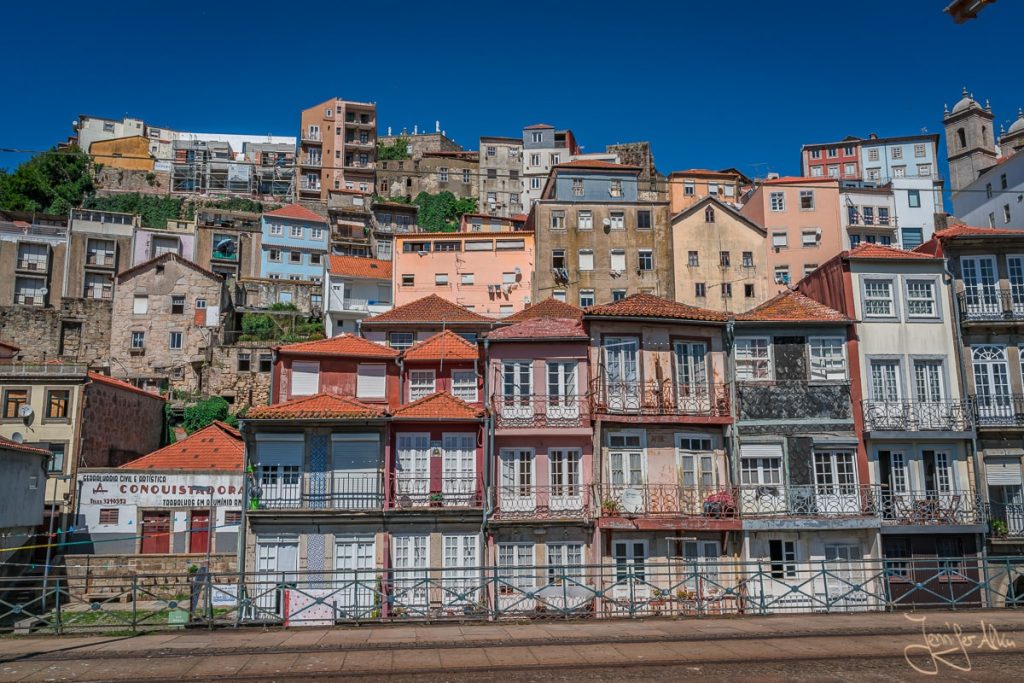 Dieses Bild zeigt die schönen Häuserfassaden in Porto