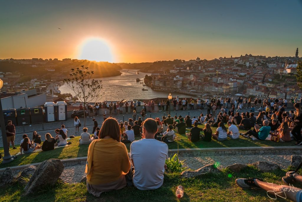 Dieses Bild zeigt den Sonnenuntergang und Aussicht Garden of Morro in Porto