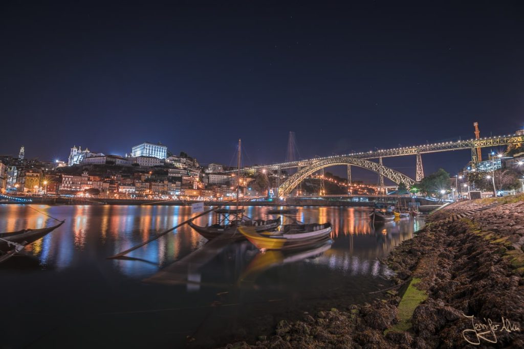 Dieses Bild zeigt die Brücke Ponte Dom Luís I in Porto bei Nacht.