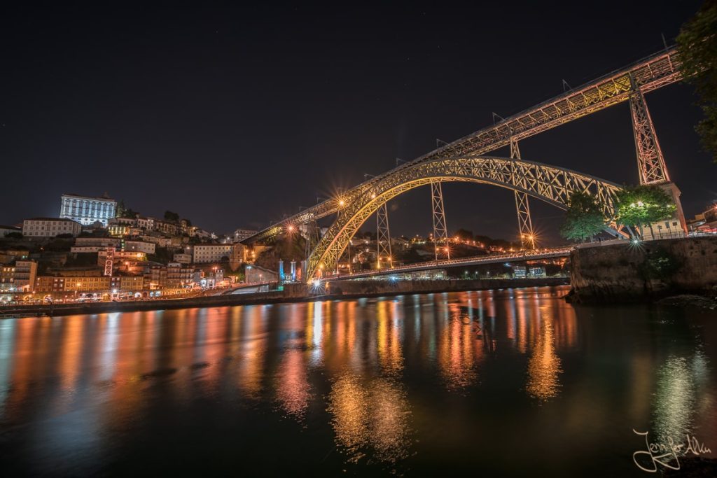 Dieses Bild zeigt die Brücke Ponte Dom Luís I bei Nacht.