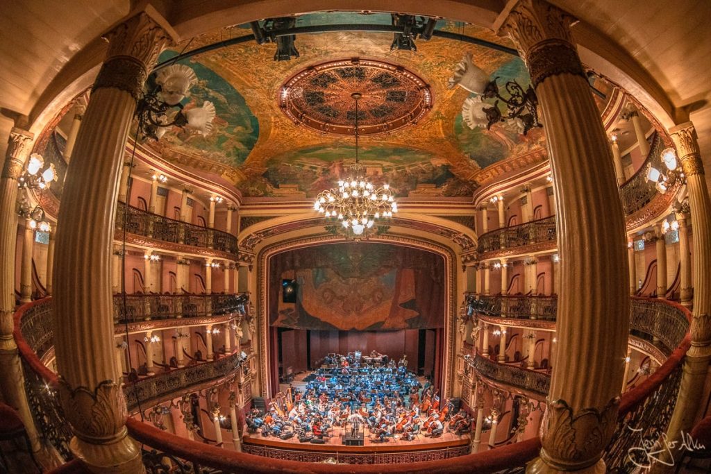Dieses Bild zeigt den Konzertsaal vom Teatro Amazonas von oben.