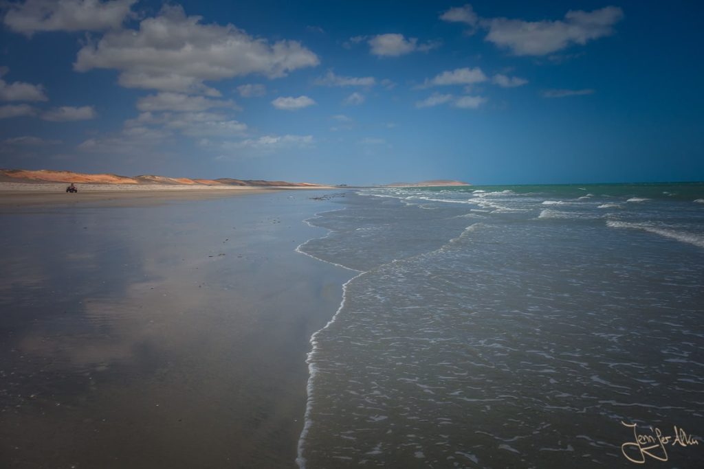 Dieses Bild zeigt den endlosen Strand von Prea in Richtung Jericoacoara