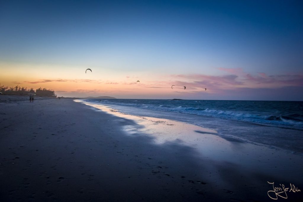 Dieses Bild zeigt die Kitesurfer im Sonnenuntergang