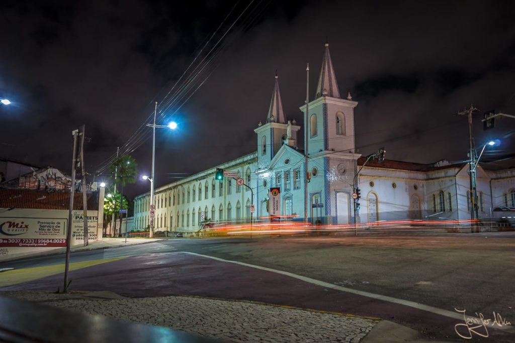 Dieses Bild zeigt die Igreja de Nossa Senhora da Conceição da Prainha in Fortaleza bei Nacht.