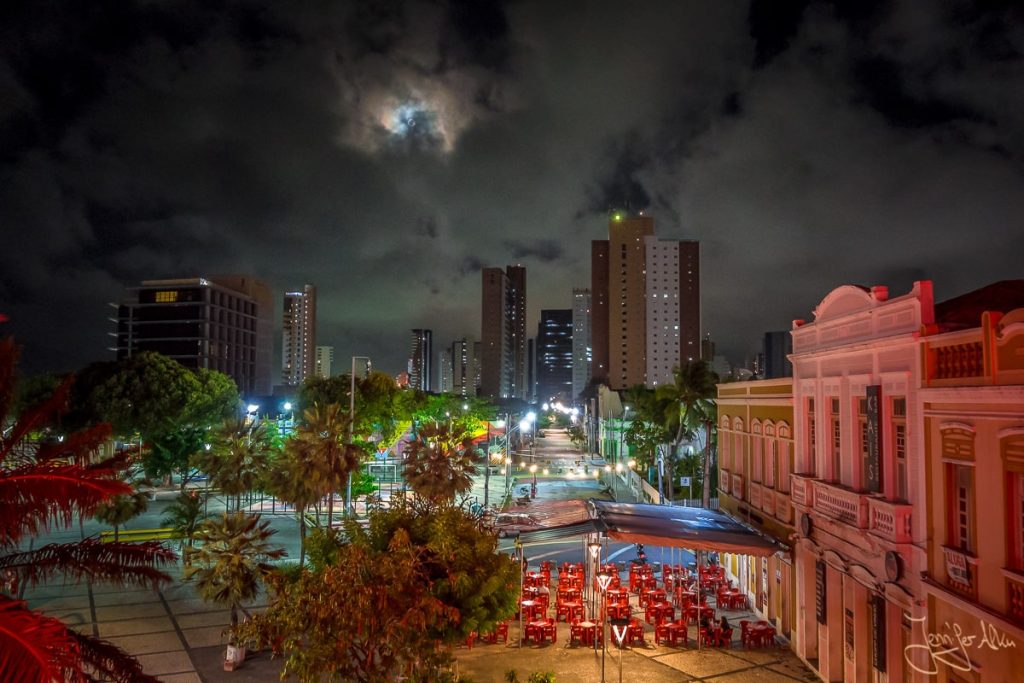 Dieses Bild zeigt die Aussicht über Centro Dragão do Mar de Arte e Cultura in Fortaleza bei Nacht.