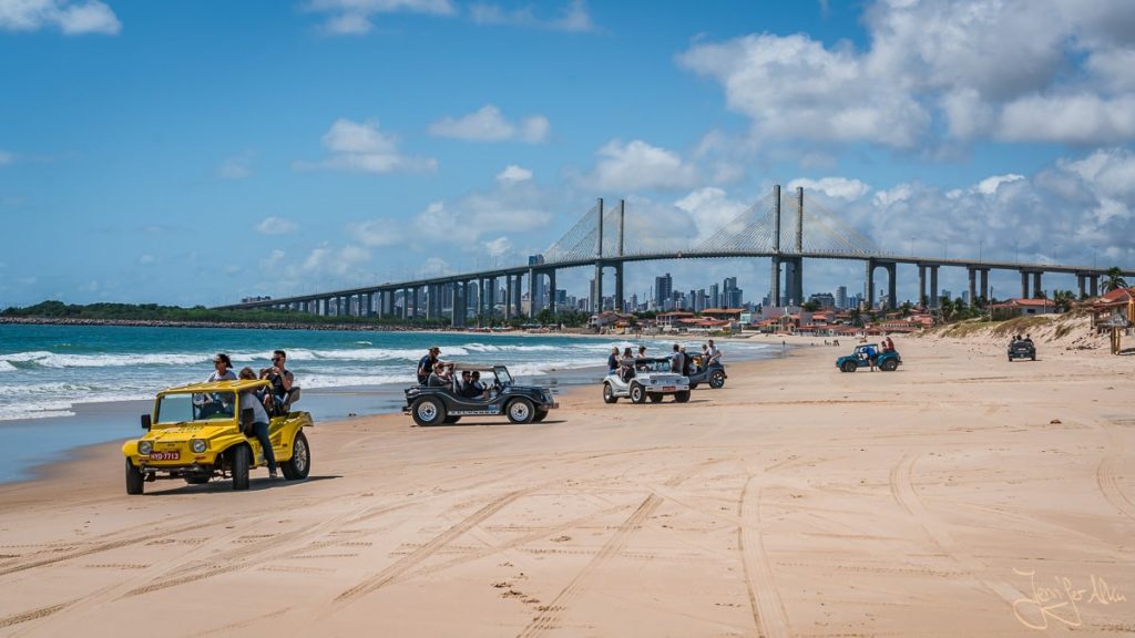 Dieses Bild zeigt mehrere Buggys am Strand von Natal. Im Hintergrund ist die Skyline von Natal zu sehen.