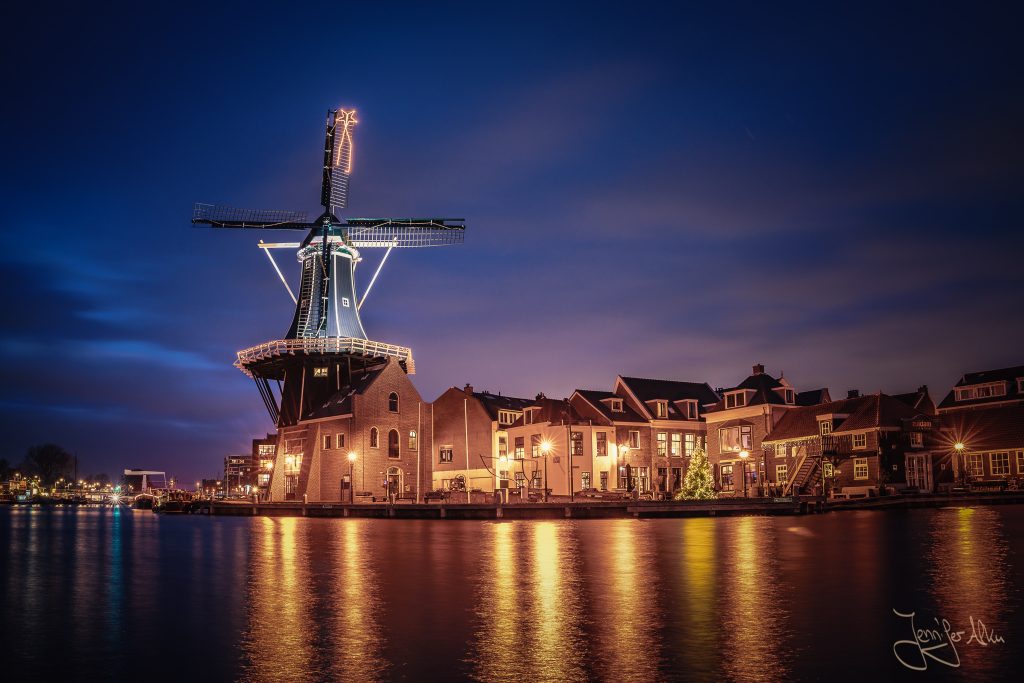 Nachtaufnahme der Windmühle in Haarlem
