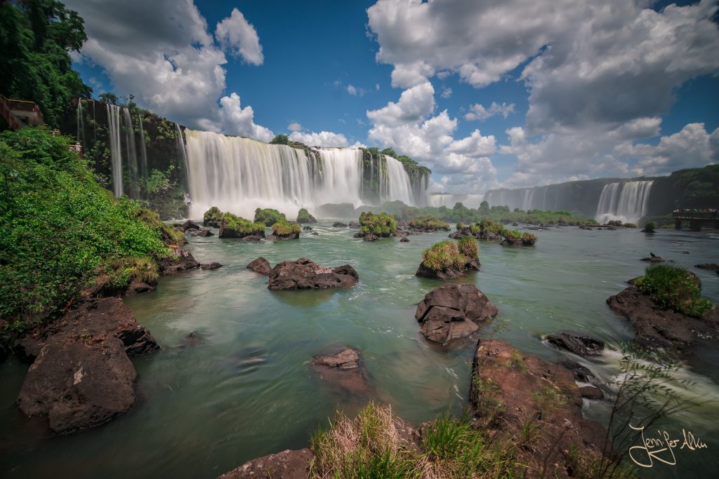 Langzeitbelichtung der Iguazu Wasserfälle ohne Stativ mit einer Belichtungszeit 0,3 Sekunden durch Auflegen auf dem Geländer