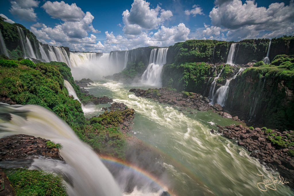 Panoramablick auf den Teufelsschlund der Iguazu Wasserfälle in Brasilien