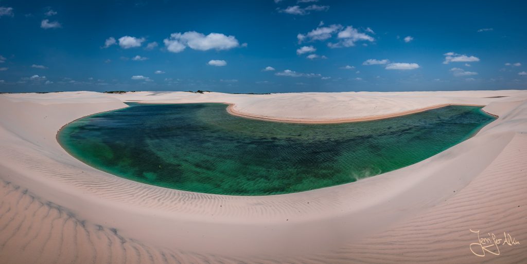 Türkisblaue Lagune in den Dünen von Lençóis Maranhenses / Brasilien