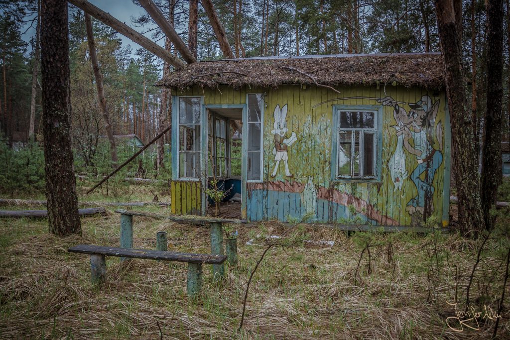 R.I.P.  Kinderferienlager „Izumrudnoye“ - Kunterbunt bemalte Holzhütten mit Märchenfiguren