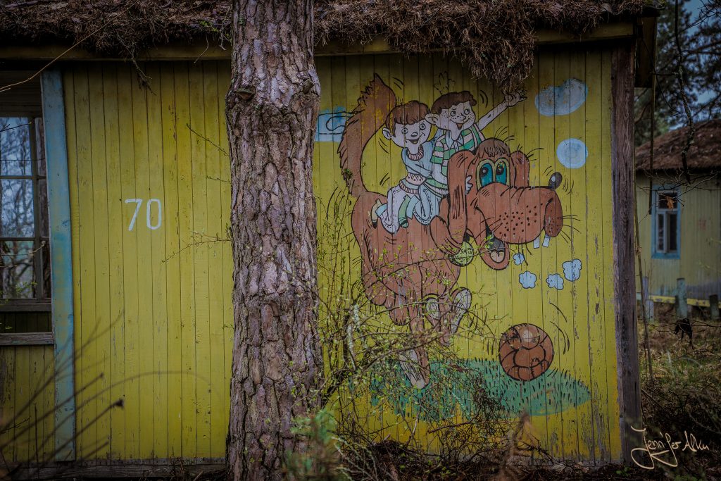 R.I.P.  Kinderferienlager „Izumrudnoye“ - Kunterbunt bemalte Holzhütten mit Märchenfiguren