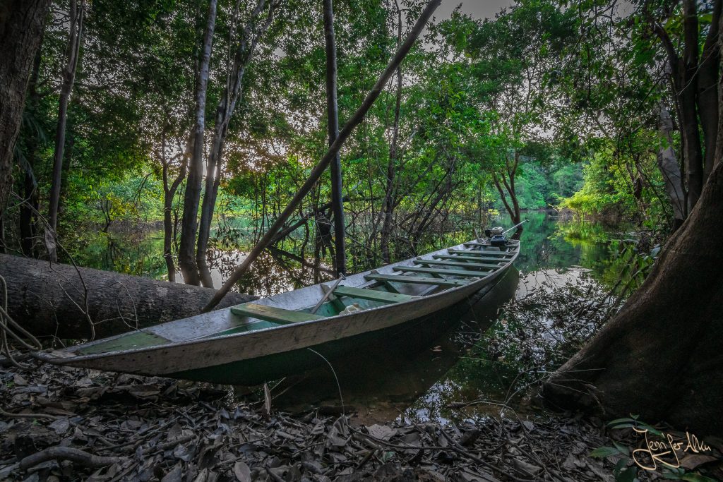 Holzboot am Ufer des Amazonas