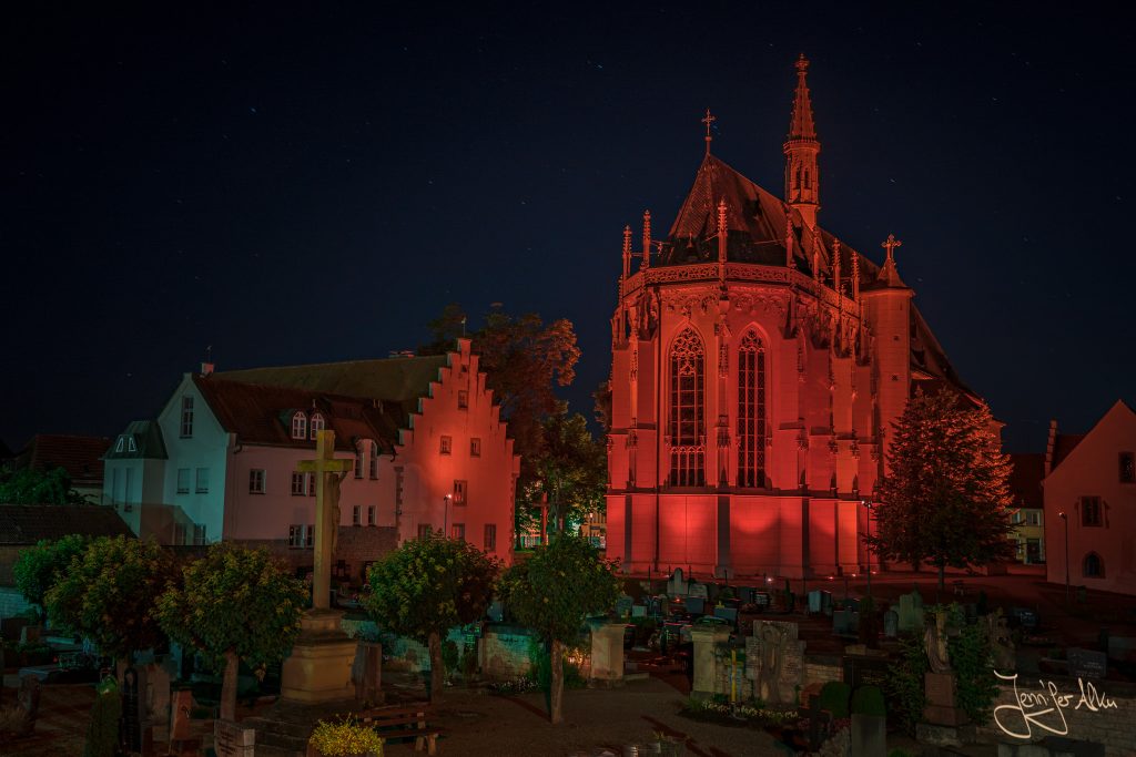 Die Ritterkapelle in Hassfurt erstrahlt in rot bei der "Night of Light"