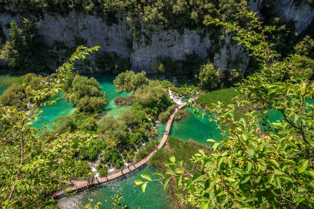 Holzstege führen durch das Gelände des Nationalparks Plitvicer Seen in Kroatien