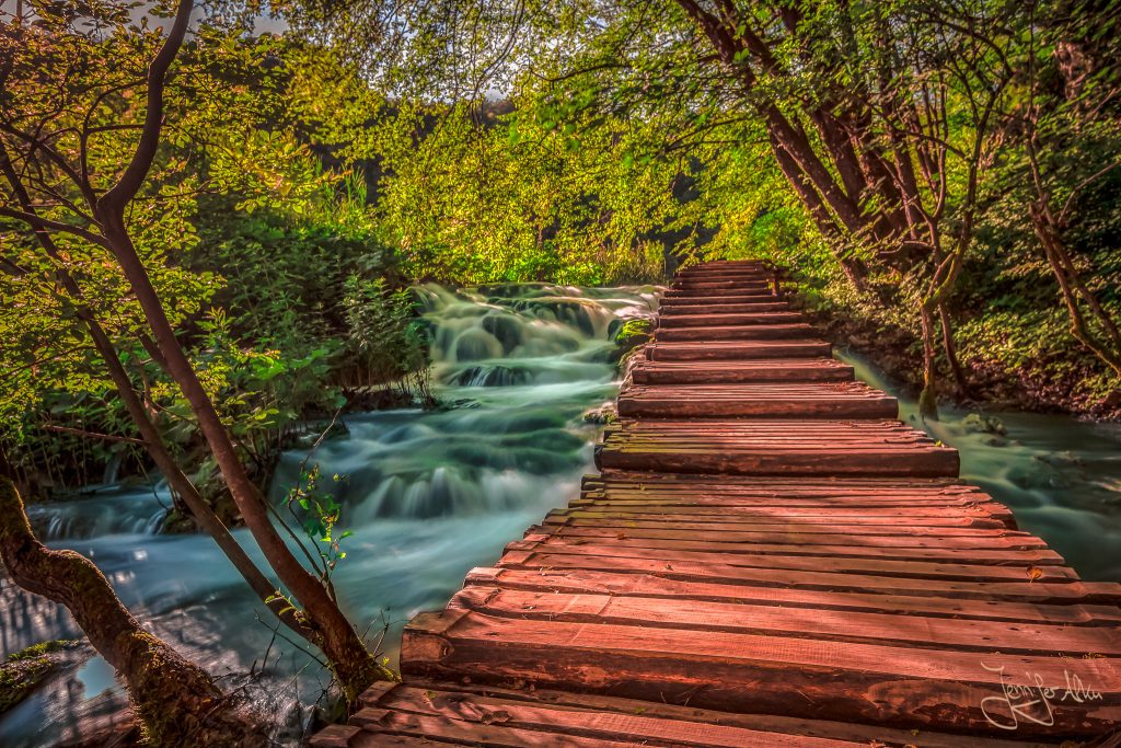 Holzstege führen durch das Gelände des Nationalparks Plitvicer Seen