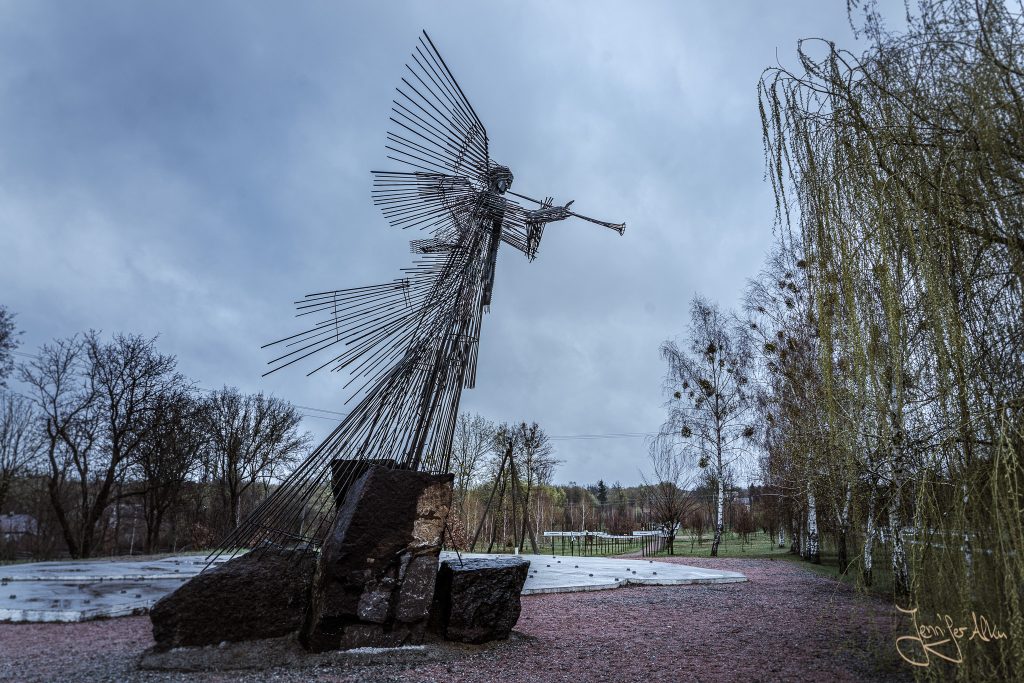 Der Dritte Engel - eine trompetende Engelsskulptur nach der Bibelstelle aus Offenbarung 8: 10-11 bei der Gedenkstätte "Star Wormwood" in Tschernobyl