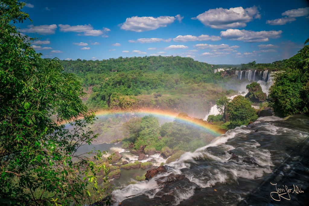 Panoramaaussicht mit Regenbogen über die Iguazu Wasserfälle in Argentinien