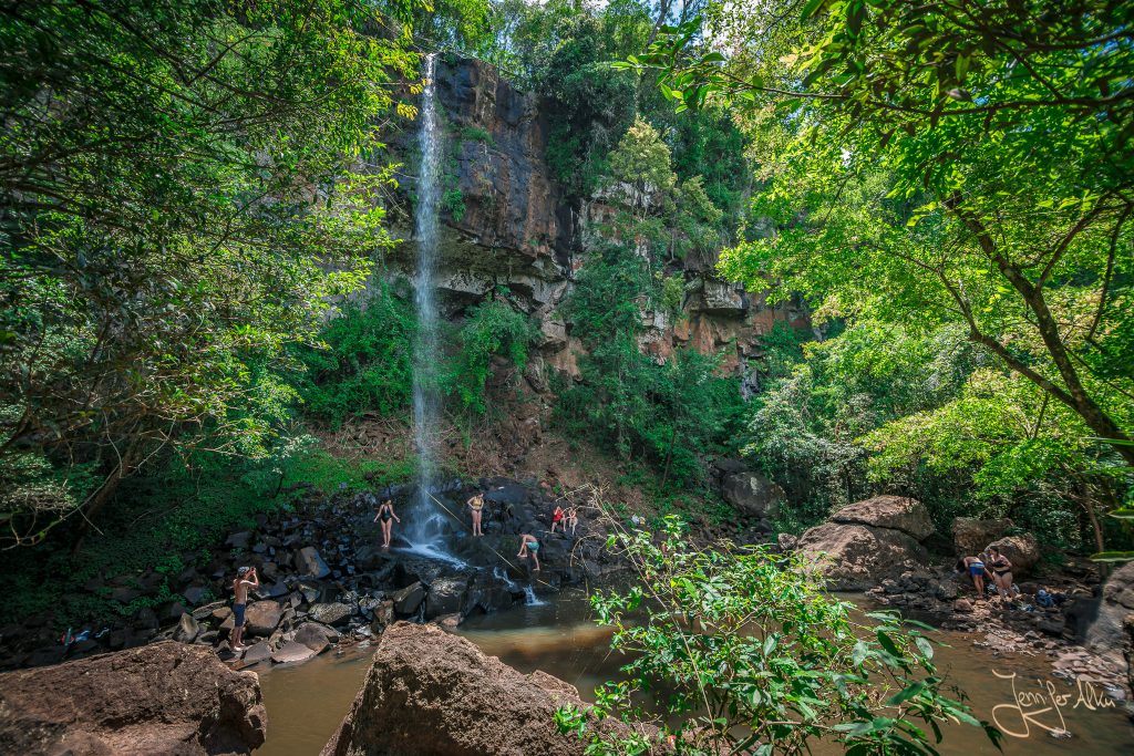Badesspaß am Arrechea Wasserfall im Nationalpark Iguazu
