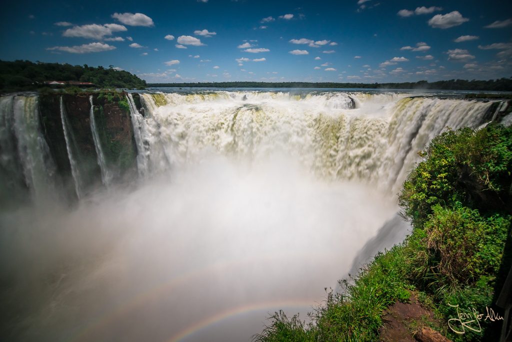 Der Teufelsschlund - unmengen an Wasser stürzen hier die Iguazu Fälle hinunter