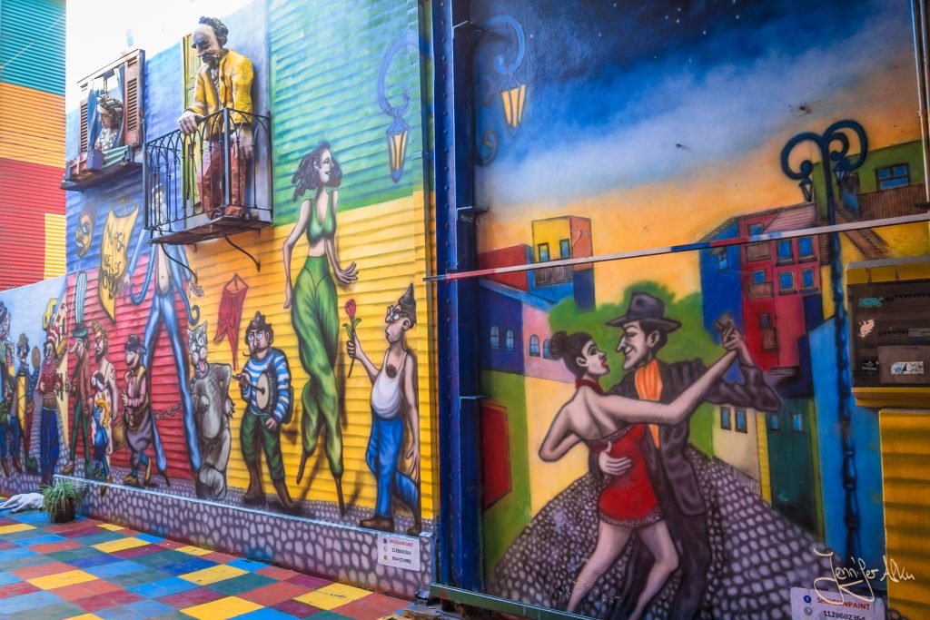 Farbenfrohe Wandbemalung bei der Sehenswürdigkeit La Boca in Buenos Aires