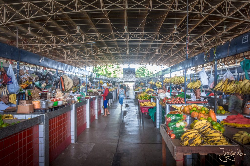 In diesem Bereich der Markthalle gibt es hauptsächlich Obst und Gemüse.