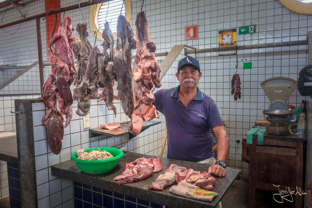 Fleischverkäufer in der Markthalle von Parnaiba / Brasilien