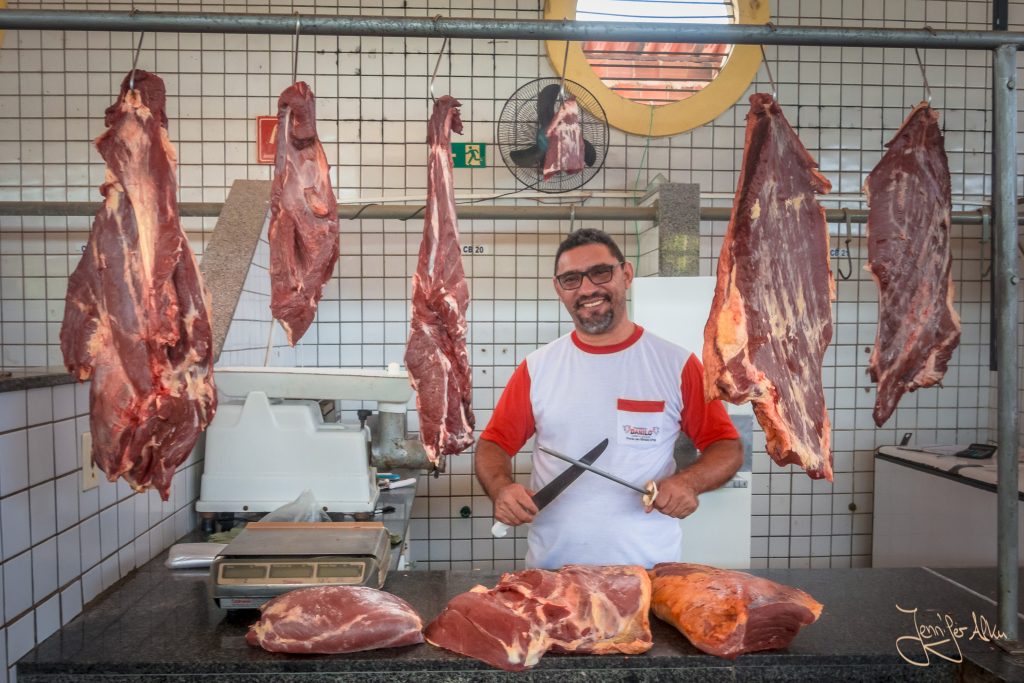 Fleischverkäufer in der brasilianischen Markthalle