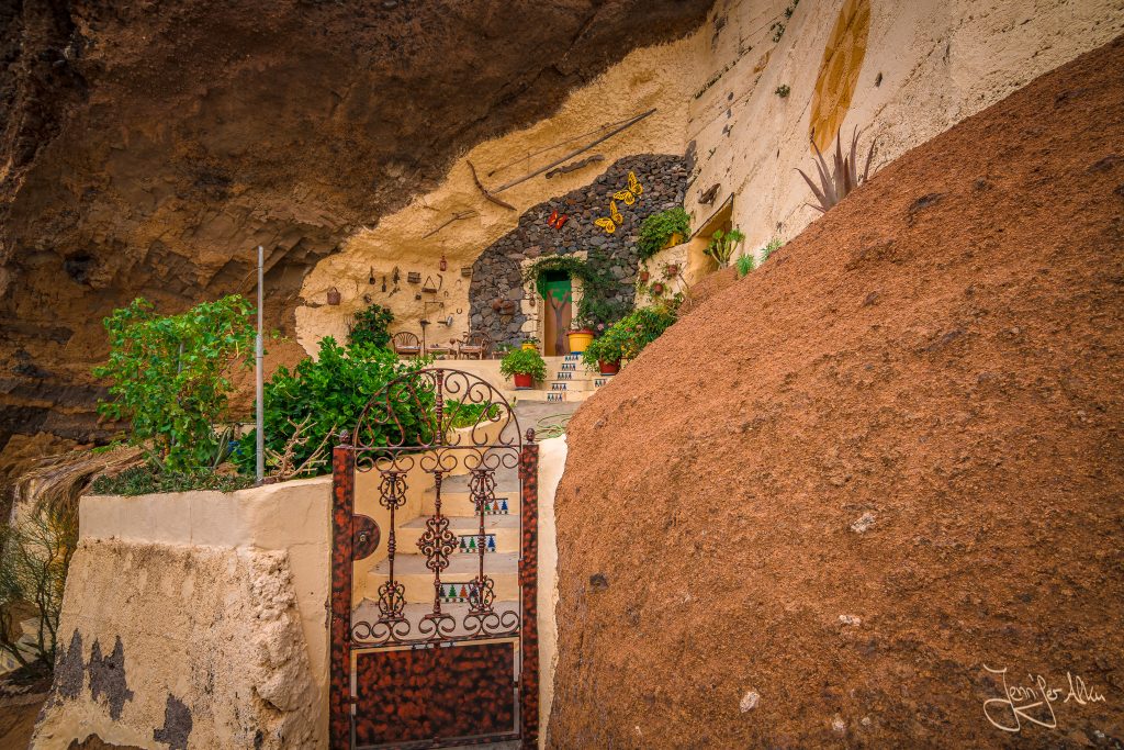 Die Eingänge von den Höhlenwohnungen von Artenara sind oftmals liebevoll gestaltet.