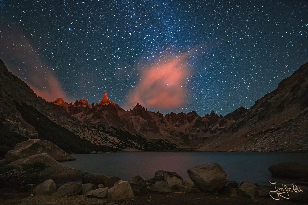 Dieses Bild zeigt die Laguna Toncek bei Nacht mit einem tollen Sternenhimmel